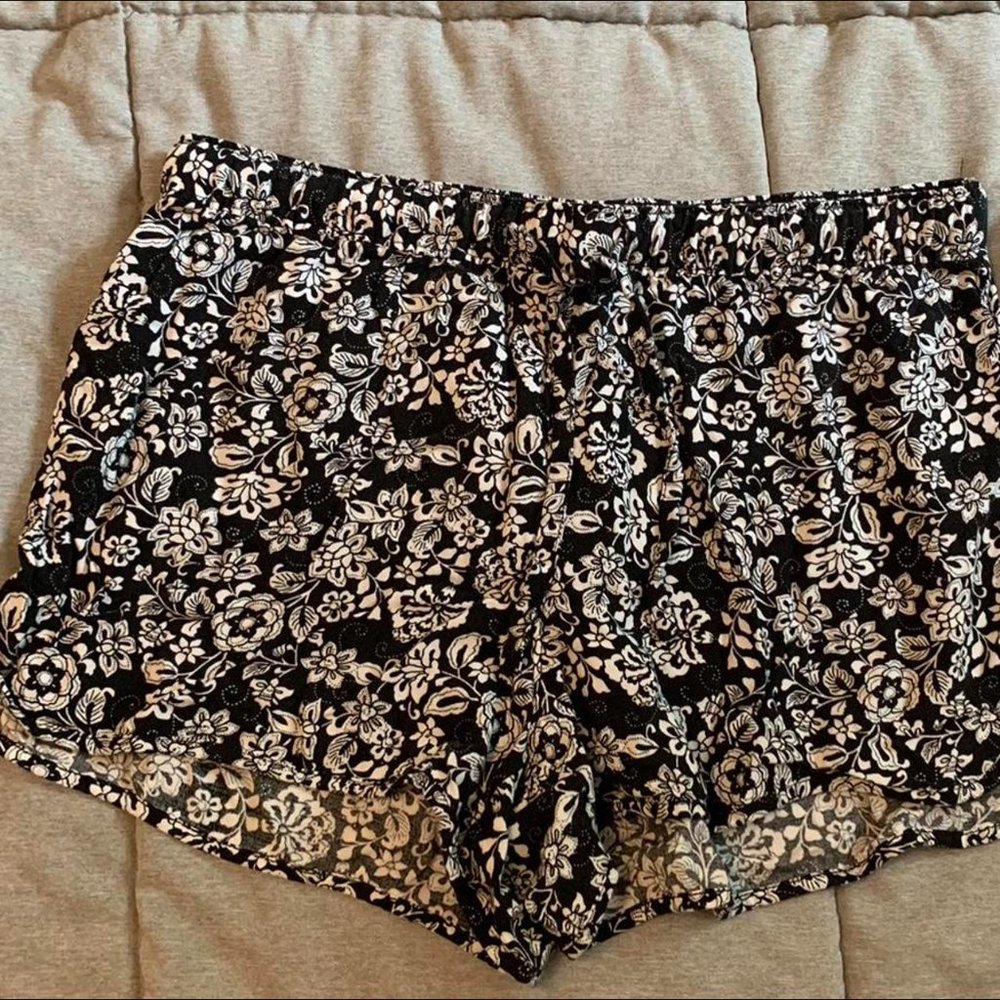 Floral Shorts - Picture 2 of 3